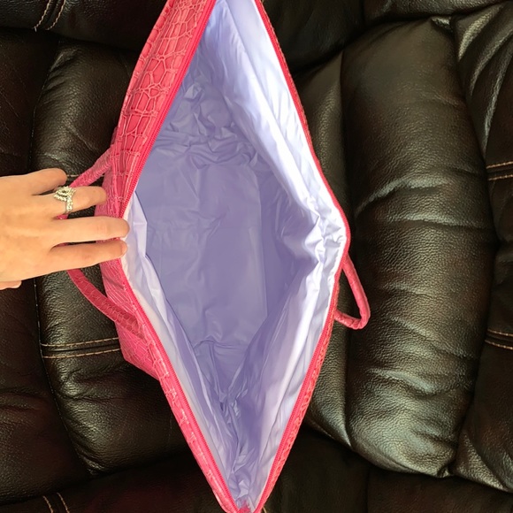 Pink cooler bag used 1 time no rips or holes - Picture 3 of 4